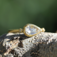 Teardrop 18k Gold Diamond Ring Image
