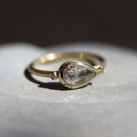 Teardrop 18k Gold Diamond Ring Image