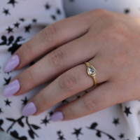 Teardrop 18k Gold Diamond Ring Image