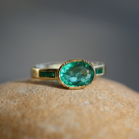 Emerald Orbit 18k Gold Band Ring Image
