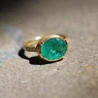 Emerald Orbit 18k Gold Oval Ring Image