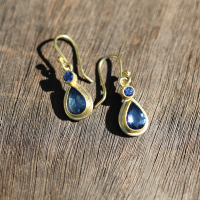Faceted Blue Sapphire Gold Earrings Image